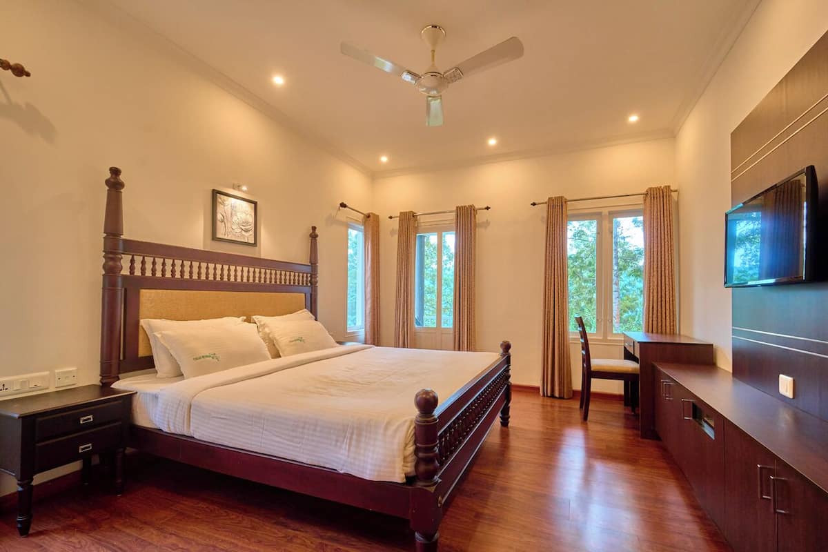 Deluxe Double Room, Balcony, Mountain View | Ruang kerja komputer riba, kalis bunyi, seterika/papan seterika 