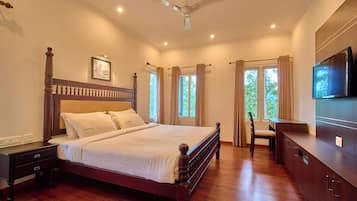 Deluxe Double Room with balcony | Laptop workspace, soundproofing, iron/ironing board, free WiFi