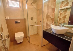 Family Cottage | Bathroom | Shower, free toiletries, towels, soap - Mistaura Home By Voye Homes (Udumbanchola)