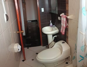 Shower, hair dryer, towels, soap - Family apartment in Cusco central area 3 bedrooms close to all amenities (Cusco)