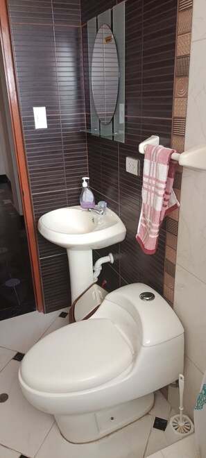 Shower, hair dryer, towels, soap - Family apartment in Cusco central area 3 bedrooms close to all amenities (Cusco)