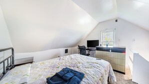 A bedroom with a bed, a desk, a chair, and a window. - 10 min to University Circle - Central Location (Cleveland)