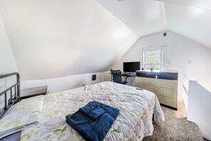 A bedroom with a bed, a desk, a chair, and a window. - 10 min to University Circle - Central Location (Cleveland)