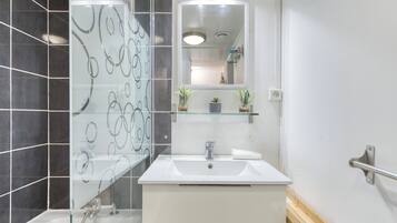 Sèche-cheveux, serviettes fournies, papier toilette