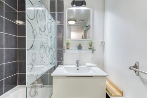 Hair dryer, towels, toilet paper - Vrbo Property (Villiers-sur-Morin)