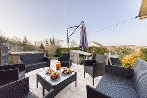 Outdoor dining - Vrbo Property (Villiers-sur-Morin)