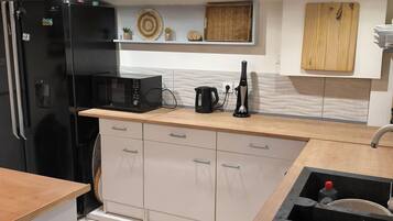 Réfrigérateur, micro-ondes, four, plaque de cuisson
