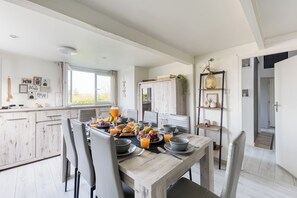 Dining - Vrbo Property (Villiers-sur-Morin)