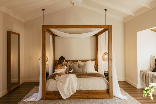 The Sanctuary | Luxury Couples Retreat with Bath & Fireplace