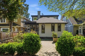 Exterior - Luxury Main-Level 2BR Private Home close to UBC (Vancouver)