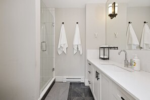 Hair dryer, towels, soap, shampoo - Luxury Main-Level 2BR Private Home close to UBC (Vancouver)