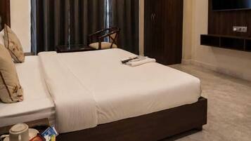 Deluxe Room | Desk, laptop workspace, free WiFi, bed sheets