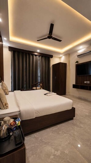 Desk, laptop workspace, free WiFi, bed sheets - Vaanya Bliss Rishikesh (Rishikesh)