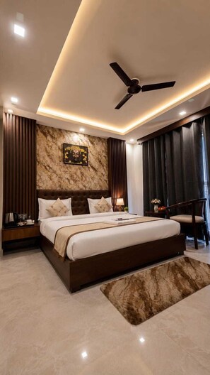 Desk, laptop workspace, free WiFi, bed sheets - Vaanya Bliss Rishikesh (Rishikesh)