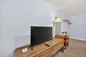 Interior - Eagle Motel - Unit 115 (Manitou Springs)