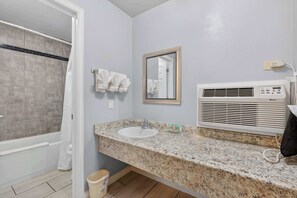 Douche, sèche-cheveux, serviettes fournies, shampoing