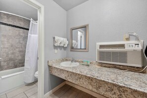 Douche, séchoir à cheveux, serviettes fournies, shampooing