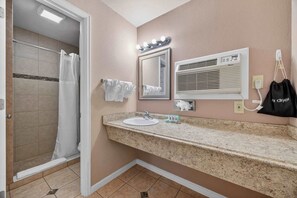 Douche, séchoir à cheveux, serviettes fournies, shampooing
