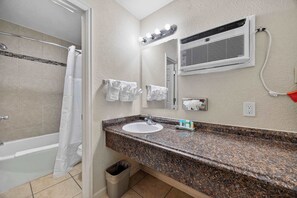 Douche, sĂšche-cheveux, serviettes fournies, shampoing