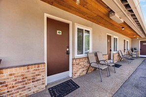Terrace/patio - Eagle Motel - Unit 119 (Manitou Springs)