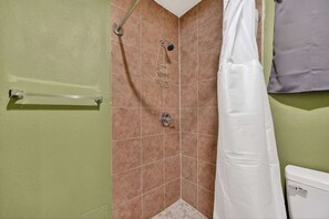 Shower, hair dryer, towels, shampoo - Eagle Motel Suite 106 (Manitou Springs)