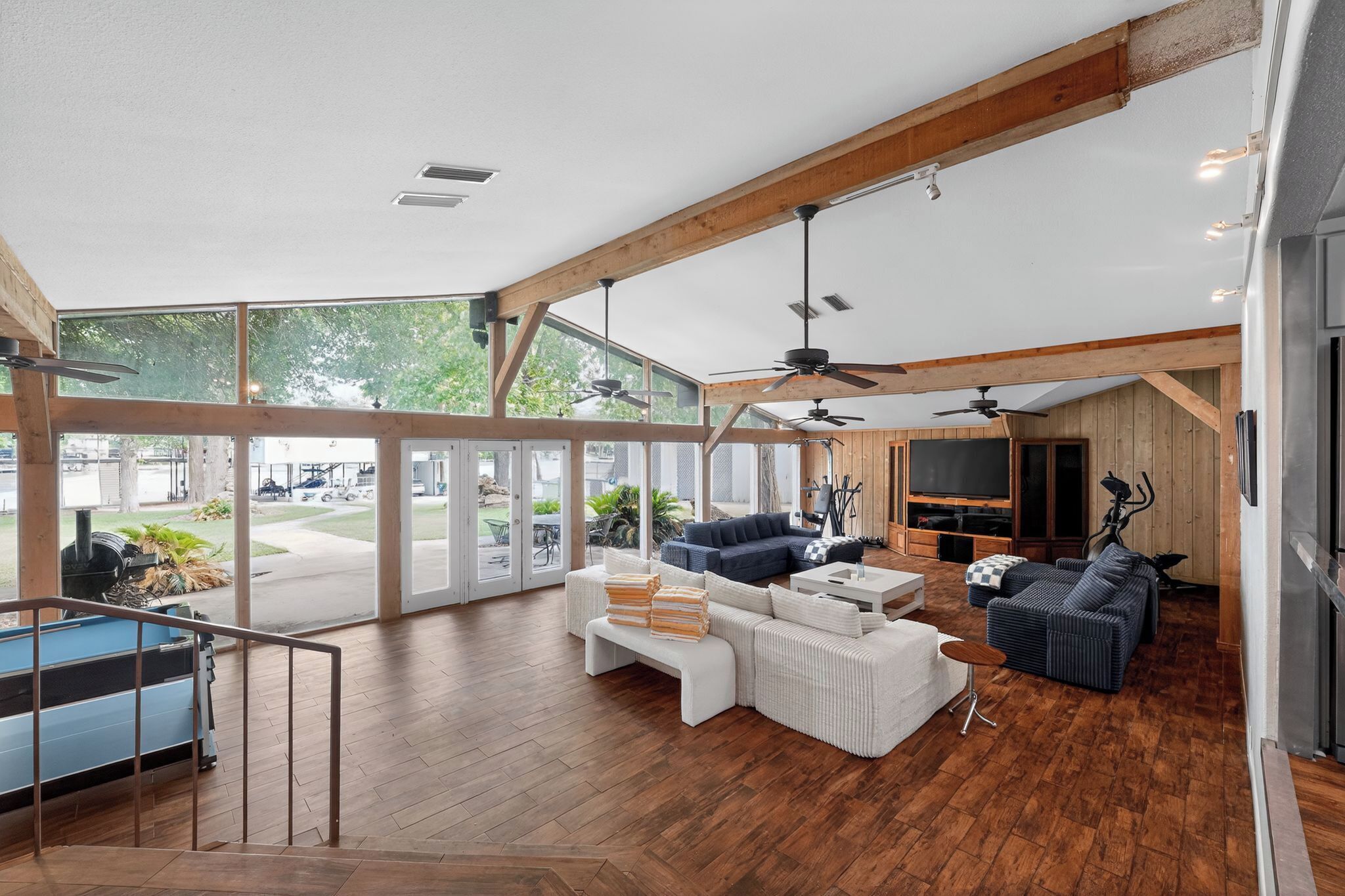 Smart TV, chimenea, mesa de ping pong