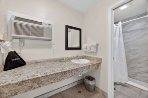 Douche, séchoir à cheveux, shampooing
