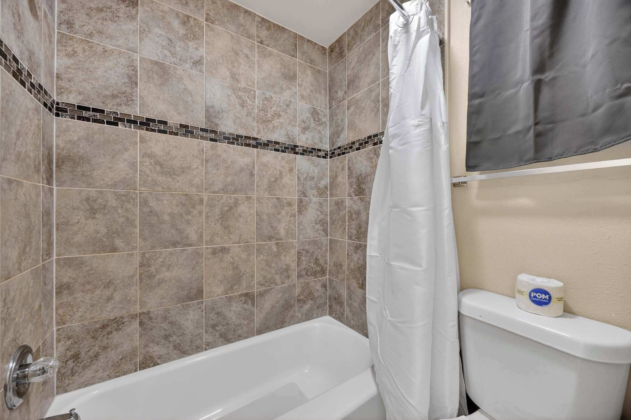 Dusche, Haartrockner, Handtücher, Shampoo