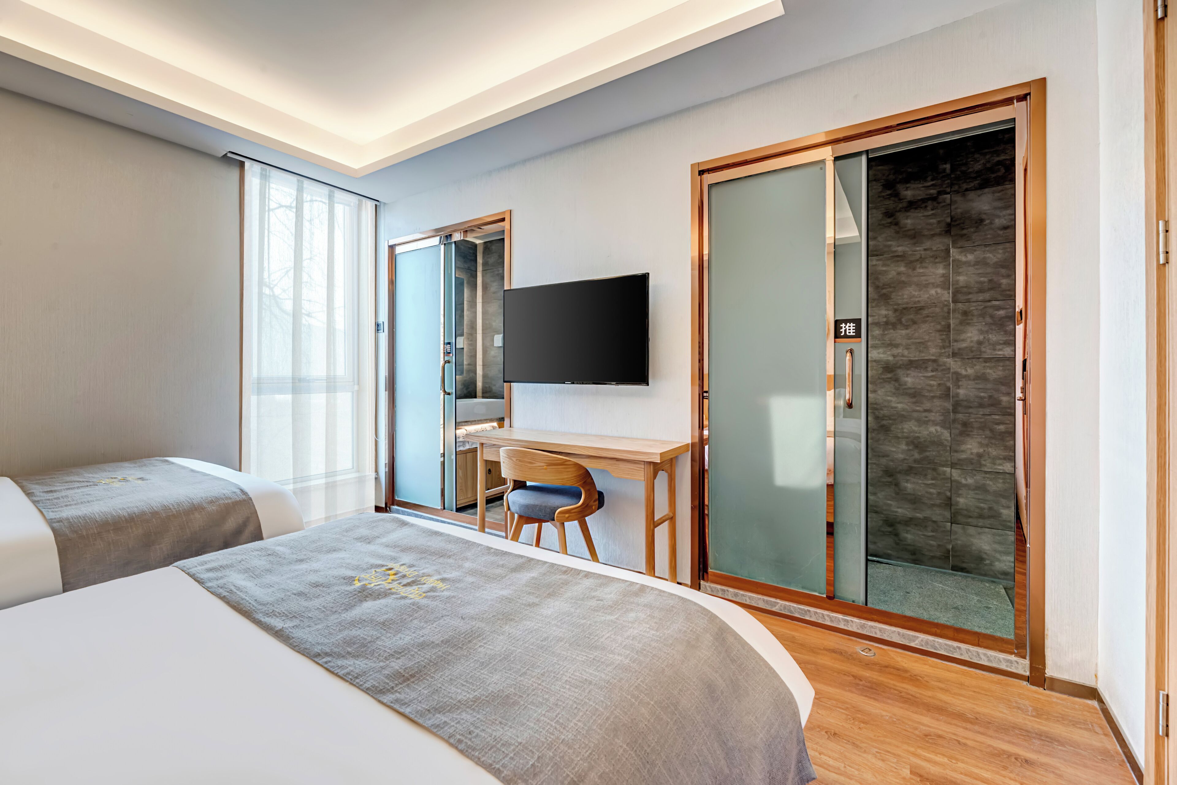 Standaard Twin kamer, uitzicht op de stad | Een strijkplank/strijkijzer, gratis wifi