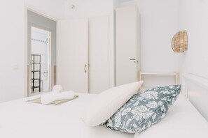 Tabla de planchar con plancha, Internet, ropa de cama