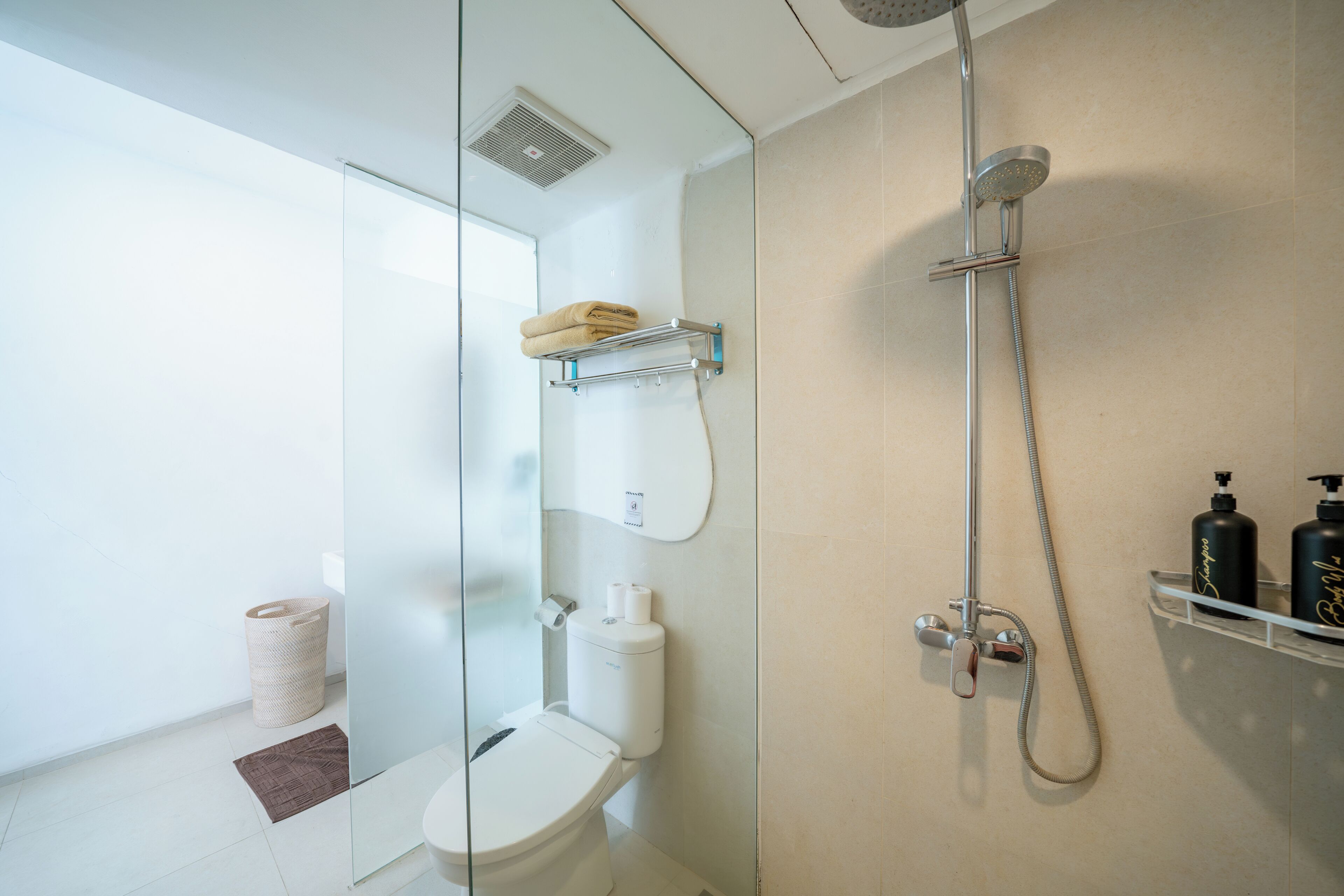 Deluxe villa, 2 slaapkamers, patio, uitzicht op zwembad | Badkamer | Gratis toiletartikelen, een haardroger, handdoeken, zeep