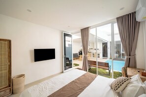 Villa Deluxe, 2 habitaciones, patio, vistas a la piscina | Caja fuerte, escritorio, espacio para trabajar con un portátil