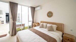 Una habitación de hotel con una cama, un escritorio, una silla y vistas al exterior.