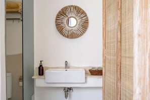 Deluxe Villa, 2 Bedrooms, Patio, Pool View | Bathroom | Free toiletries, hair dryer, towels, soap - Villa D'JOVE Uluwatu (Ungasan)