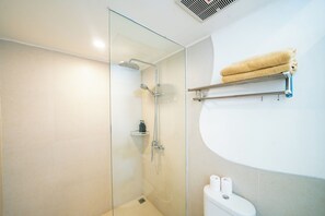 ดีลักซ์วิลล่า, 2 ห้องนอน, ลานระเบียง, วิวสระว่ายน้ำ | ห้องน้ำ | ของใช้ในห้องน้ำฟรี, ไดร์เป่าผม, ผ้าเช็ดตัว, สบู่