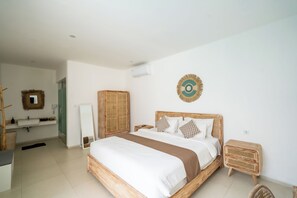 Deluxe Villa, 2 Bedrooms, Patio, Pool View | Peti besi dalam bilik, meja, ruang kerja komputer riba 