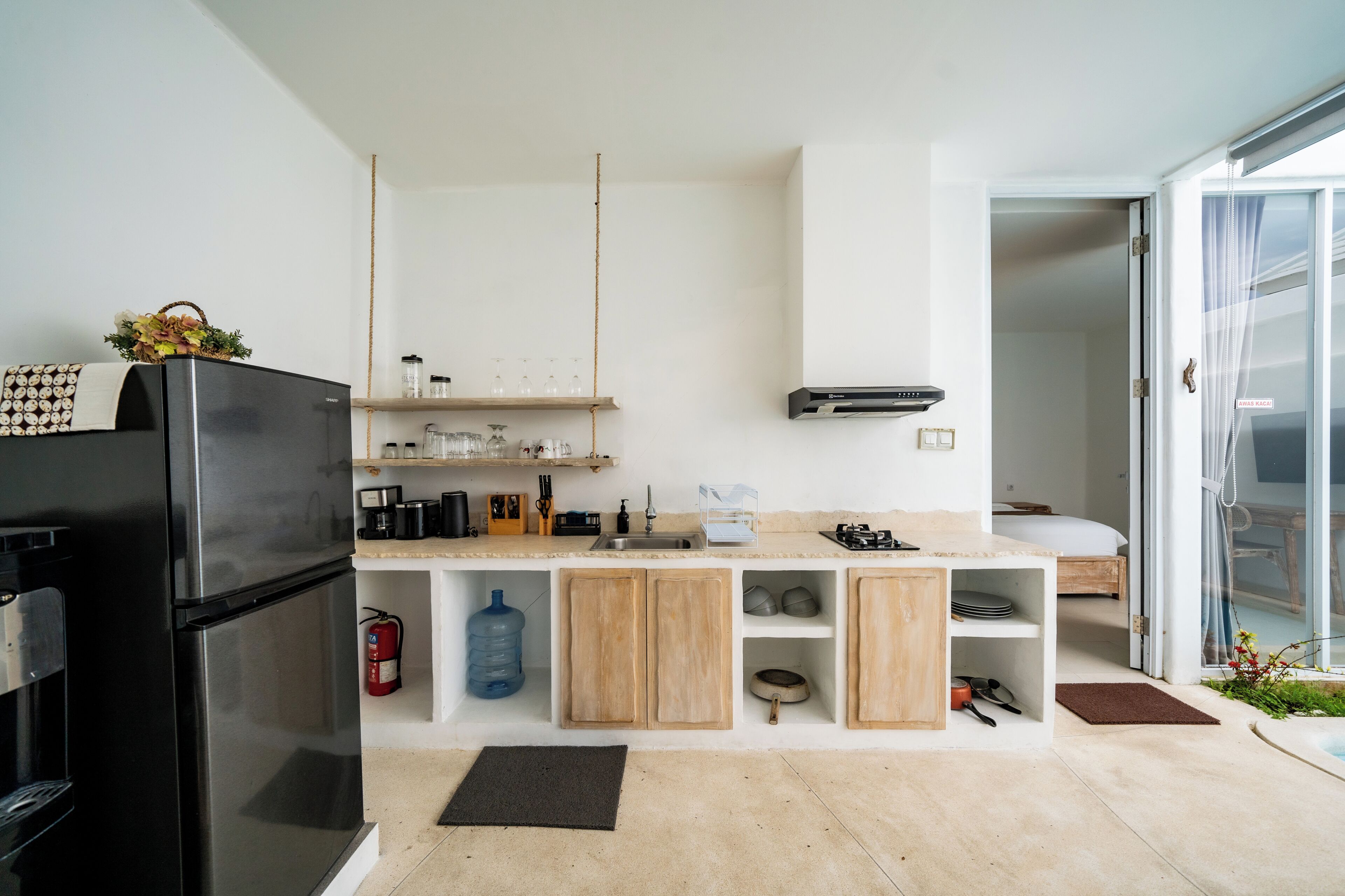 Full-sized fridge, microwave, stovetop, dishwasher