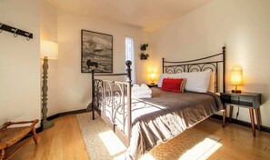 Desk, WiFi, bed sheets - Tramway Haus Mountain Views (Stateline)