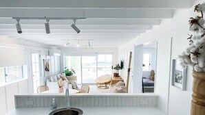 Eine moderne Küche mit eingebautem Geschirrspüler, Spüle und einer Arbeitsplatte mit Bedienfeld.