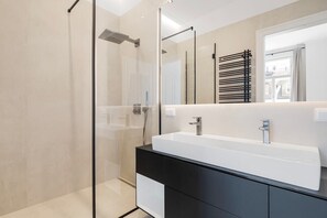 Shower, hair dryer - Luxury Apartment Vienna – Best Neighborhood (Wein)
