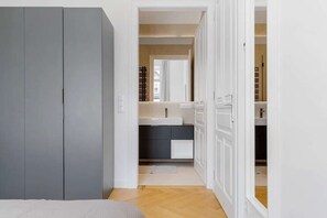 Een bureau, een strijkplank/strijkijzer, gratis wifi