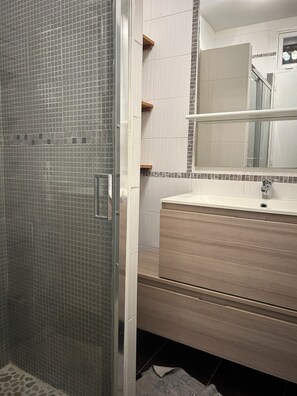 Een douche, handdoeken