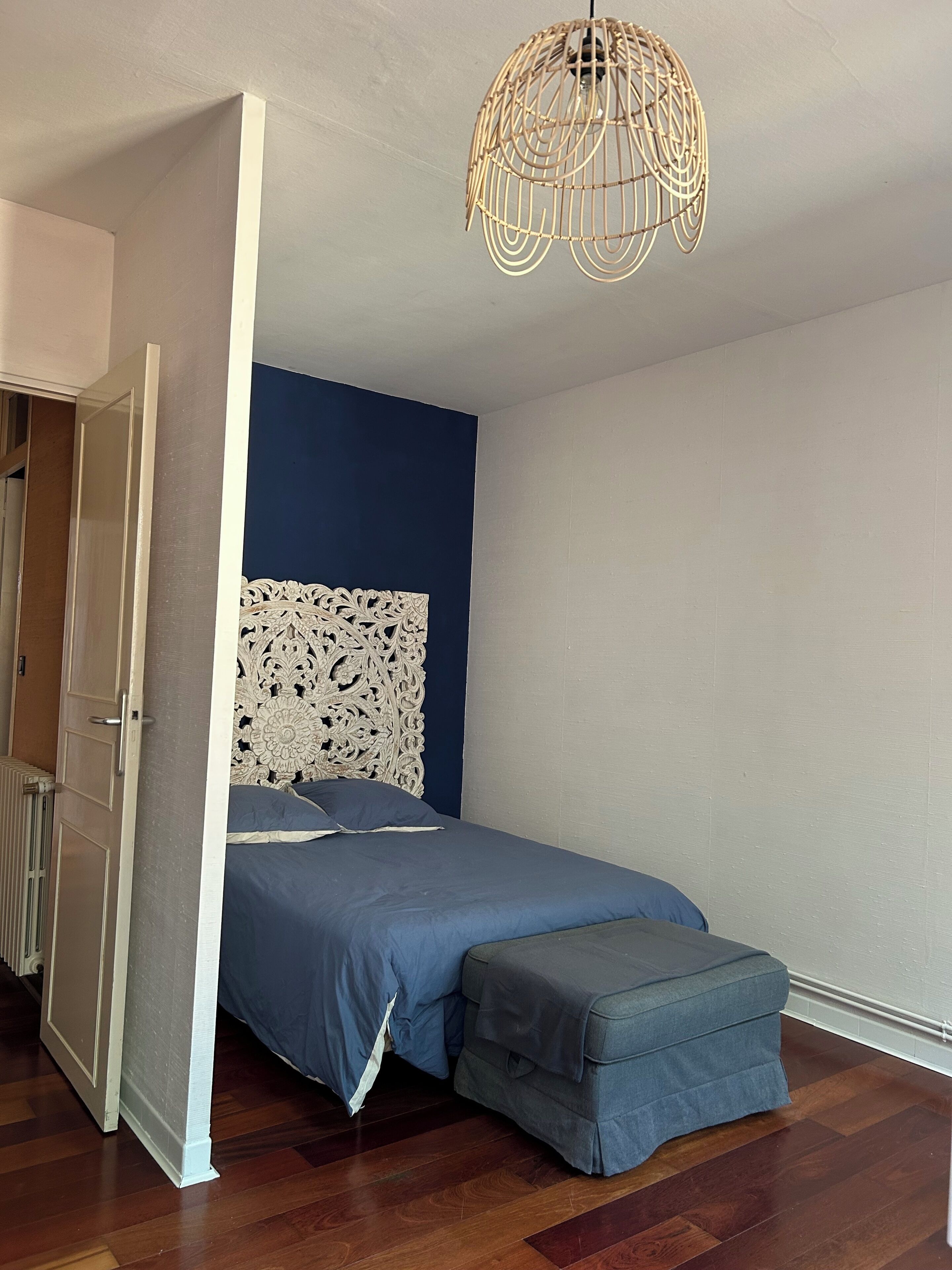 Tabla de planchar con plancha, Internet, ropa de cama