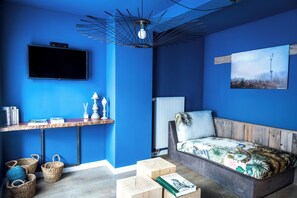 Escritorio, wifi gratis y ropa de cama 