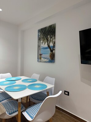 Dining - Cozy 1-bedroom apartment in marvelous Sarandë with AC (Sarandë)