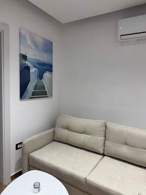 Living area - Cozy 1-bedroom apartment in marvelous Sarandë with AC (Sarandë)