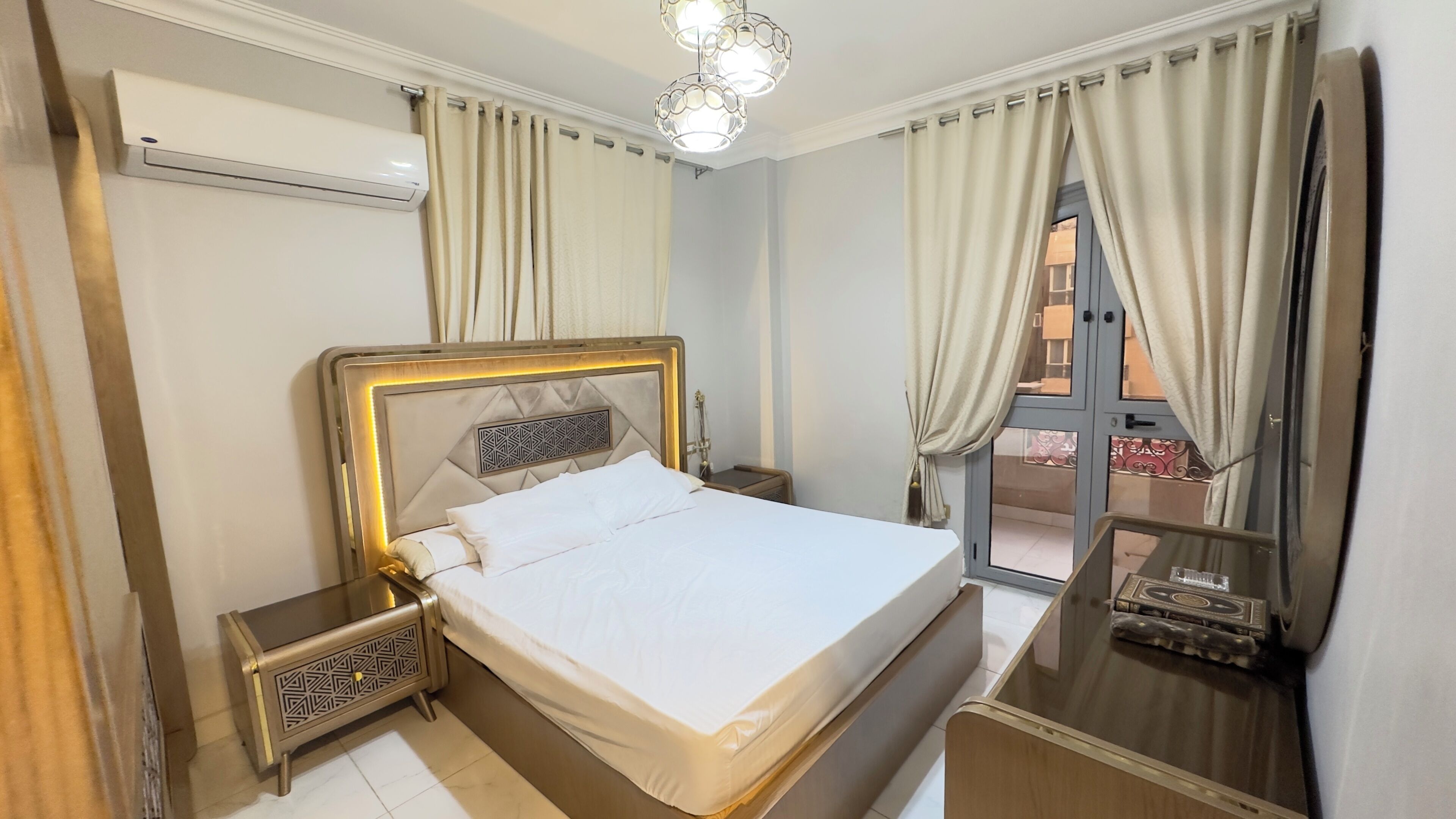 3 bedrooms, desk, WiFi, bed sheets