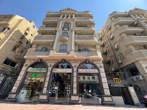 3BR Luxury Apt – Prime October Location