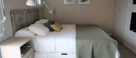 Iron/ironing board, Internet, bed sheets