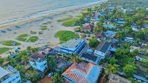 Eine Küstenstadt mit Gebäuden, einem Strand und Booten.